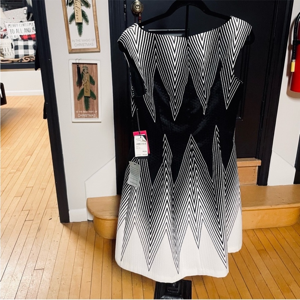NWT Vince Camuto - Black White Chevron Sleeveless Dress - Size 8 - Picture 4 of 7